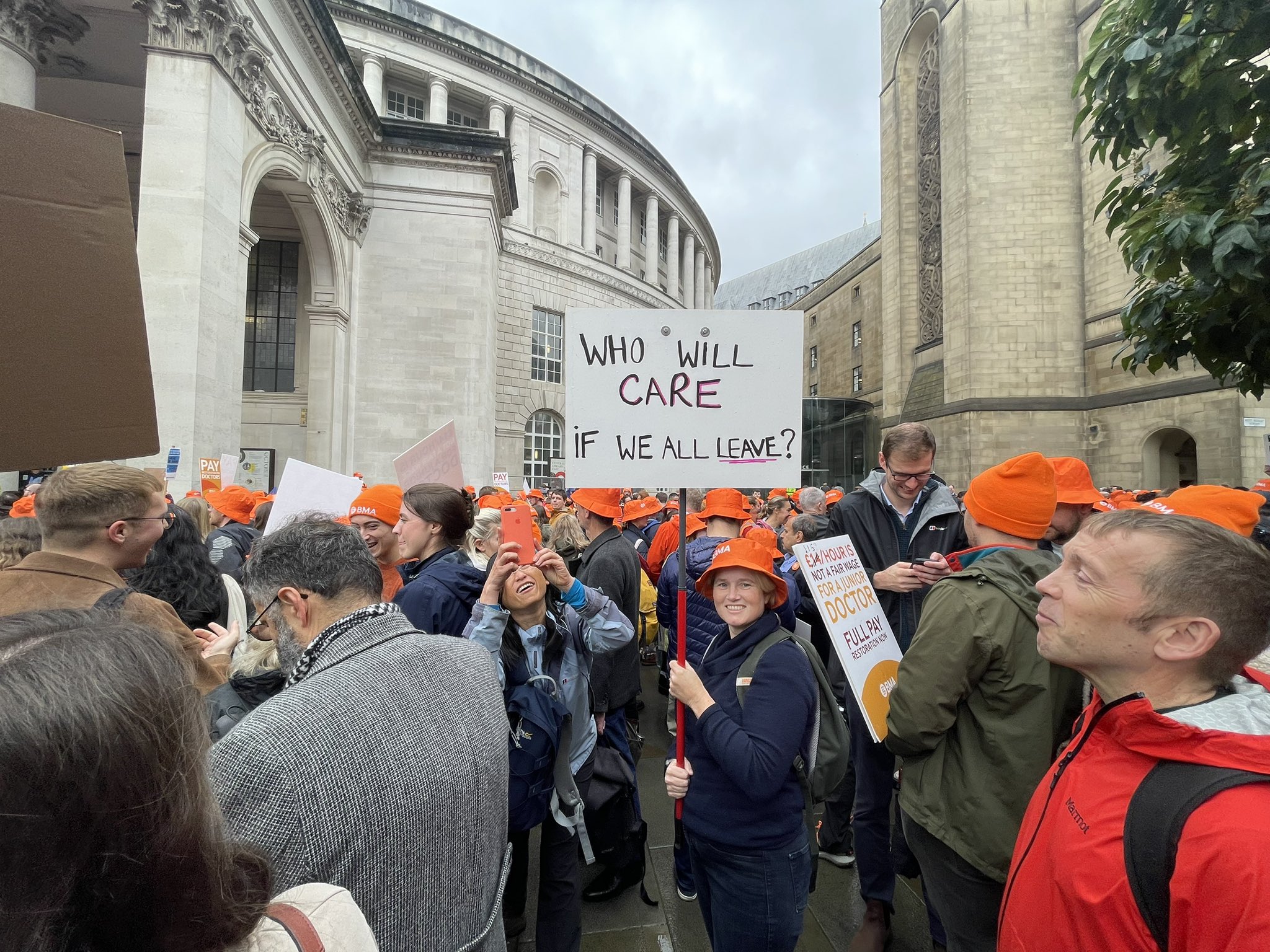 “Qui cuidarà si tots i totes marxem?”: Professionals de la salut s’uneixen en una nova setmana històrica de vagues al Regne Unit
